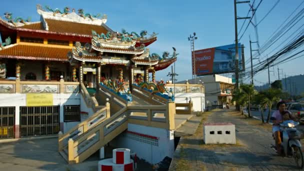 Дорожнього руху проходять перед Tha Rua Shrine. Даоської shrine у міста Пхукет. Таїланд. — стокове відео