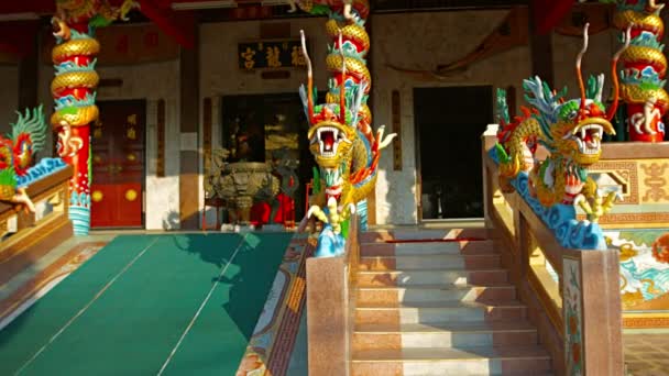 Closeup των πολύχρωμο δράκο γλυπτά συνοδευτικά τα βήματα και ράμπα της κύριας εισόδου στο ιερό Rua Tha. ένας Κινέζος. Ταοϊστική ιερό στην πόλη του Πουκέτ. Ταϊλάνδη. — Αρχείο Βίντεο