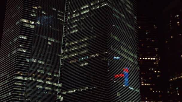 Modernas torres de oficinas en una gran ciudad por la noche — Vídeo de stock