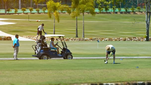Turista disfrutando de un juego de golf en un popular. bellamente ajardinado y mantenido curso en Langkawi. Malasia — Vídeos de Stock