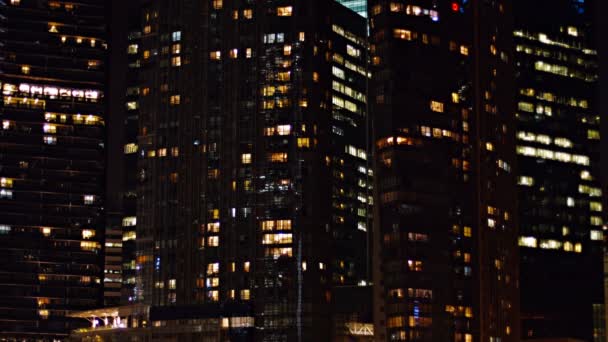 Tours de bureaux commerciales dans une grande ville la nuit — Video