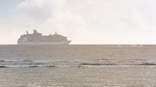 Turistas acelerando em embarcações recreativas — Vídeo de Stock