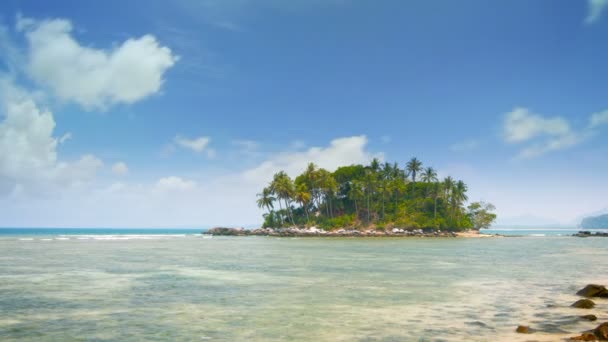 Hermoso día soleado sobre una pequeña isla tropical en Timelapse — Vídeos de Stock