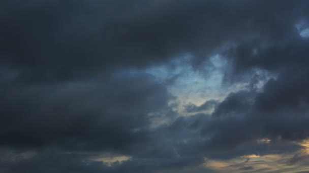 Donkere. onheilspellende storm wolken lijken te worstelen tegen de hemel als ze billow en in de wind drift. in timelapse — Stockvideo