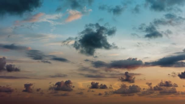 Nuvens fofas à deriva através de um lindo céu tropical por do sol — Vídeo de Stock