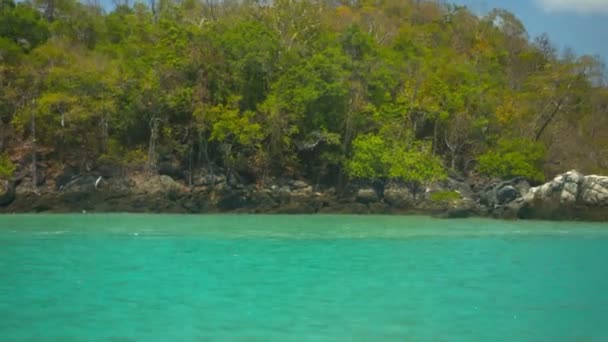 Cruising genom en stenig. Tropical Island Beach i Timelapse — Stockvideo