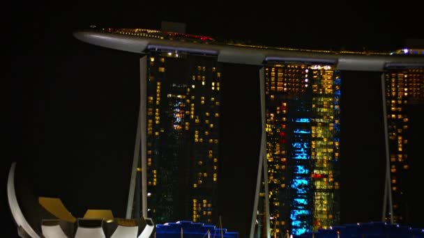 Espectacular y único. Hotel Marina Bay Sands en Singapur. con su audaz. arquitectura moderna. con vistas a barco trafic en la bahía . — Vídeos de Stock