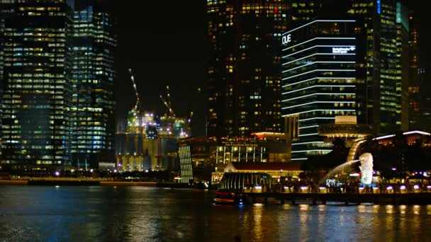 Gyönyörű. modern építészet Szingapúr számos kereskedelmi magasházak barátait. minden éjszaka. — Stock videók