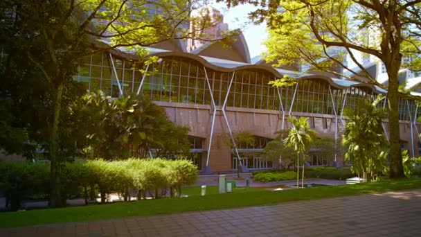 Moderne Architektur und wunderschöne Landschaftsgestaltung des Kongresszentrumskomplexes von Kuala Lumpur in der malaysischen Hauptstadt. — Stockvideo