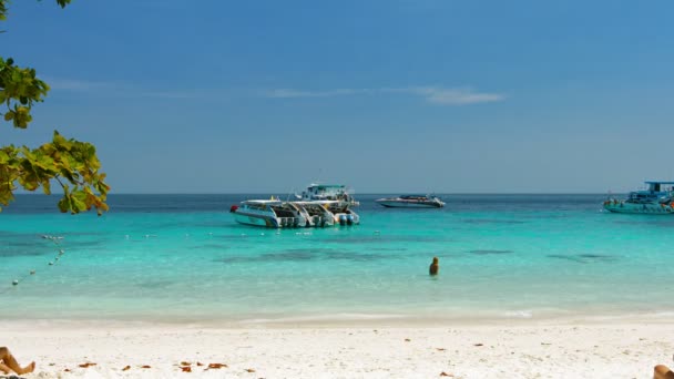Wycieczka łodzie zakotwiczone w pobliżu plaży w Park Narodowy wyspy Similan. ważnym turystycznym w Tajlandii — Wideo stockowe