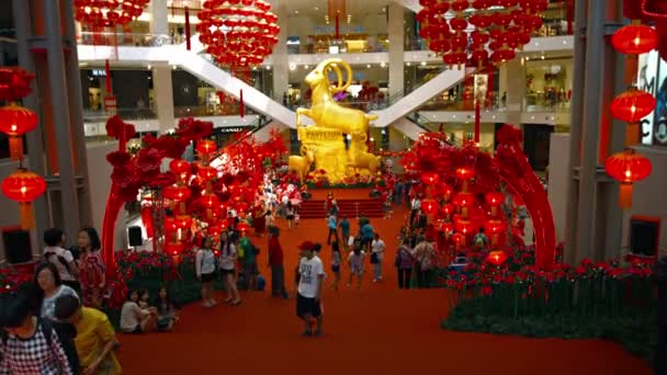パビリオン クアラルンプールのインテリア。マレーシア商業地区の首都で人気のあるショッピング エリア。中国の新年装飾. — ストック動画