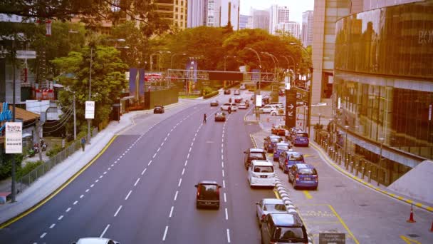 Típica calle céntrica con poco tráfico en el ajetreado distrito comercial de Kuala Lumpur . — Vídeo de stock