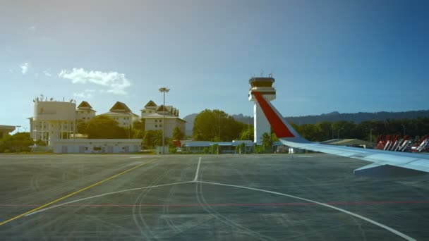 Avión comercial. taxiando más allá de la torre de control en el Aeropuerto Internacional de Langkawi en Malasia . — Vídeo de stock