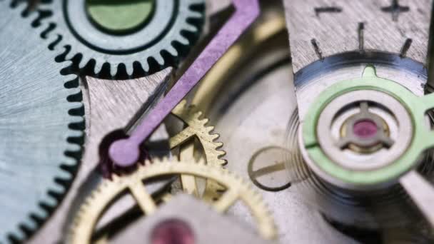 Close-up van Clockwork mechanisme binnen een horloge — Stockvideo