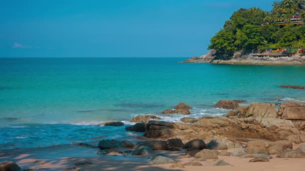 Sombreado. Praia tropical em Kamala. Tailândia — Vídeo de Stock