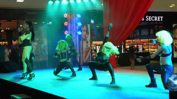 Phuket. Thailand - ca. Feb 2015: Gesangs- und Tanzaufführung auf der zentralen Festmeile in Phuket. Thailand. — Stockvideo