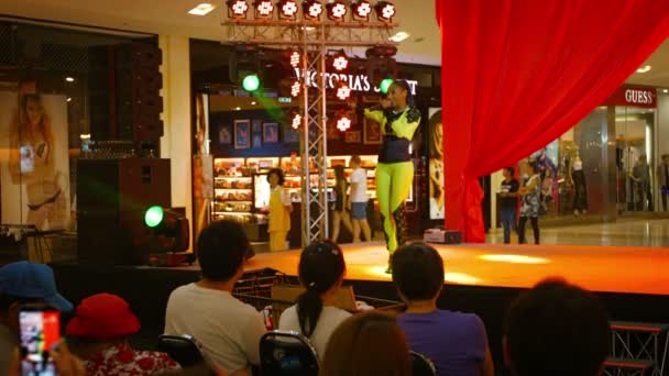 Phuket. Thailand-circa feb 2015: zanger die op een podium presteert met professionele verlichting in Central Festival Mall in Phuket. Thailand. — Stockvideo