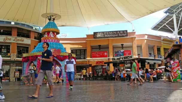 Patong. Phuket. Thailand-circa Jan 2015: toeristen en shoppers slenteren door de binnenplaats bij Jungceylon Shopping Mall in het Resort City of Patong. — Stockvideo