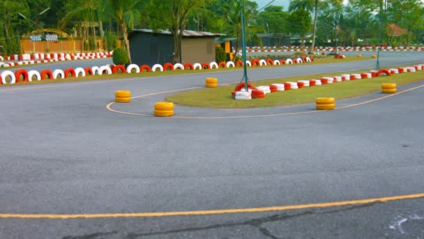 Фьюкет. THAILAND - CIRCA FEB 2015: Туристы в картингах. Округлим поворот на "Patong Go-Kart Speedway" в Кату. Пхукет. Таиланд . — стоковое видео