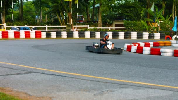 Du PHUKET. THAÏLANDE - CIRCA FEB 2015 : Coureurs arrondissant un virage serré sur la piste pavée de Patong Go-Kart Speedway à Kathu. Phuket. Thaïlande . — Video