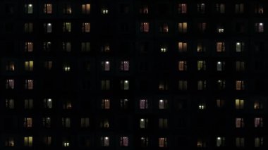 Gece Bir Apartman Kompleksinin Arkadan Aydınlatmalı Pencereleri