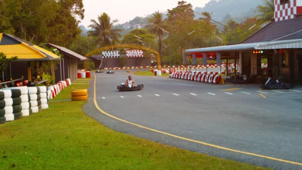 PHUKET. TAILANDIA - CIRCA FEB 2015: Turistas compitiendo en una carrera en Patong Go-Kart Speedway en Kathu. Phuket. Tailandia . — Vídeos de Stock