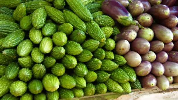 Carga de legumes frescos em um mercado público — Vídeo de Stock
