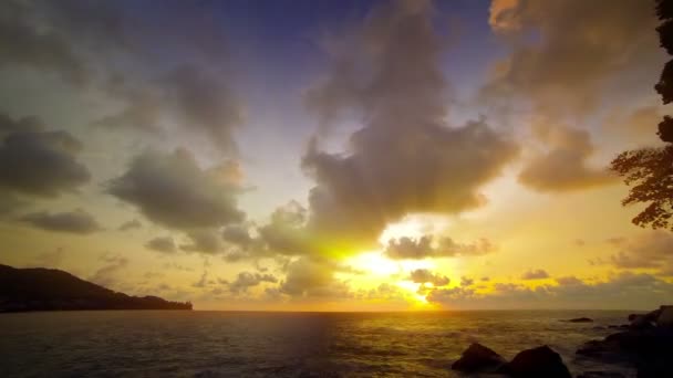 Puszyste chmury o zachodzie słońca w timelapse — Wideo stockowe