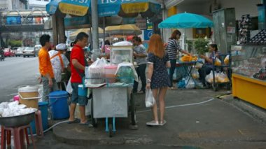 Bangkok. Tayland - Circa Feb 2015: Yerel Sokak Satıcıları Downtown Bangkok Ürünlerini Satış. Tayland