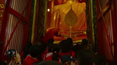 Ayutthaya. Tayland - Circa Feb 2015: Turistler Büyük görmek için basın. Tayland Ayutthaya Tarihi Parkı içinde Wat Phanan Choeng de Buda Yaldızlı Heykeli.