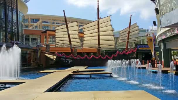 PATONG. Pupazzo. THAILAND - CIRCA JAN 2015: il modello Lifesize di una nave spazzatura domina la scena al Jungceylon Shopping Mall's Fountain Court nella località turistica di Patong . — Video Stock