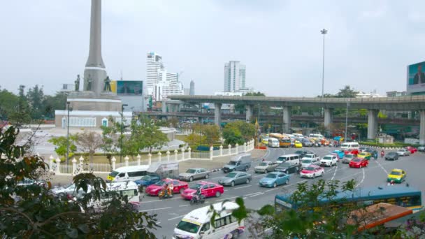 BANGKOK. THAILAND CIRCA FEB 2015: Kraftig trafik på rundkørslen på Victory Monument i Bangkok. Thailand – Stock-video