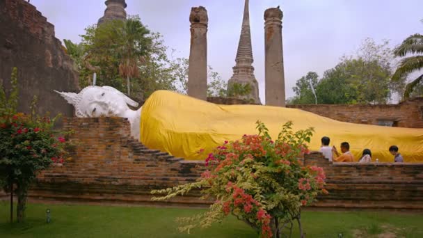 Ayutthaya. Tayland - Circa Feb 2015: Büyük Buda Heykeli. Wat Yai Chai Mongkhon onun Tarafında yatarken. — Stok video