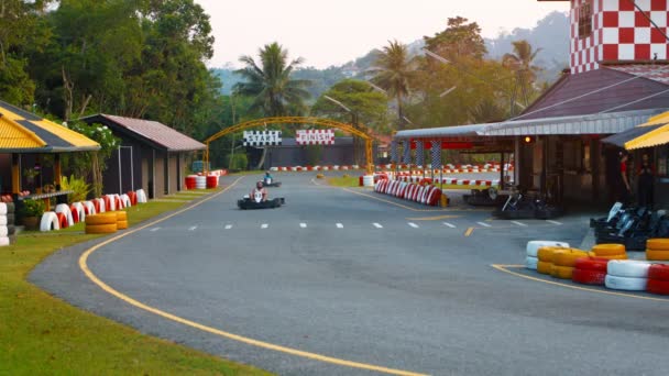 PHUKET. THAILAND - CIRCA FEB 2015: Pessoas competindo em uma corrida no Patong Go-Kart Speedway em Kathu. Phuket. Tailândia . Gráficos De Vetor