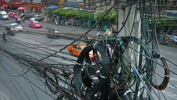 Bangkok. Thailand-circa feb 2015: typiskt. Rörigt. spaghetti-liknande spolar av telekommunikation överföringstrådar som hänger från en Pole i Bangkok. Thailand. Detta är en vanlig syn i hela Asien. — Stockvideo
