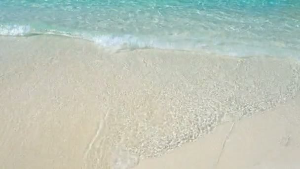 Petites vagues Lavant doucement une plage dans les îles Similan en Thaïlande — Video