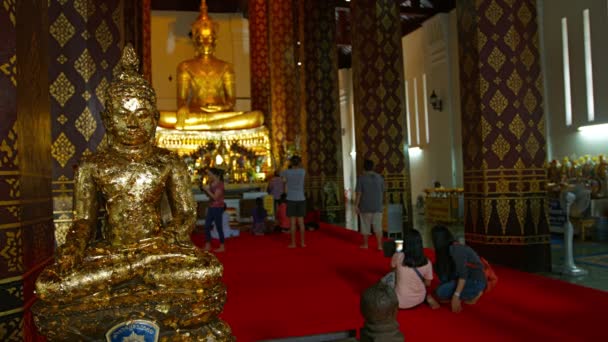 Ayuthaya. Thailand-circa feb 2015: aanbod van bladgoud glitter en flutter in een lichte bries op een Boeddhabeeld in wat na Phra Meru in Ayutthaya Historical Park in Thailand. Stockvideo