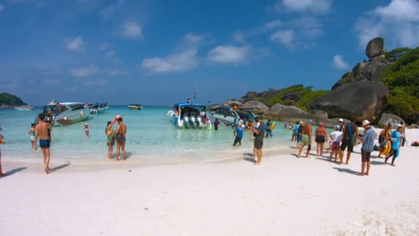 СИМИЙСЛАНДЫ. ТАИЛАНД - CIRCA FEB 2015: Большая группа туристов, наслаждающихся солнцем. тропический. пляж с белым песком на острове Схожего. самый большой из островов Симилан в Таиланде . — стоковое видео