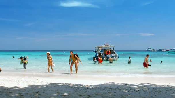 ISOLE SIMILANE; THAILANDIA - CIRCA FEB 2015: Turisti sulla spiaggia sabbiosa. Barche per portare le persone sull'isola di Ko Similan — Video Stock