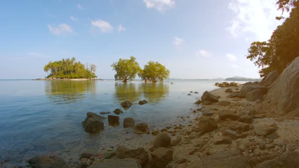 Tropical. Zona salvaje costera con una pequeña isla y árboles de manglar — Vídeo de stock