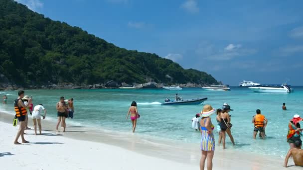 Turistas desfrutando de uma praia tropical nas ilhas similares protegidas da Tailândia — Vídeo de Stock