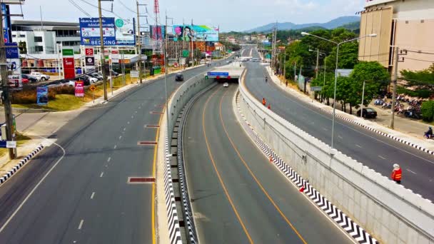 Phuket'in yeni inşa edilmiş Darasamut Altgeçit tıkanıklık trafik-den geçerek akan devam etmek için izin vererek kolaylaştırılması. Hiç durmadan yüzeyi trafik ışıkları için — Stok video