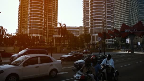 Torres Gemelas Petronas dominan el horizonte durante el tráfico de cercanías de la tarde en el centro de Kuala Lumpur — Vídeos de Stock