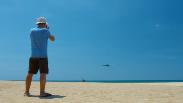 Groß. Verkehrsflugzeug surrt den Strand beim letzten Anflug auf Phuket an. Thailand — Stockvideo