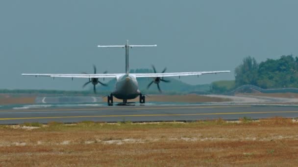 Piccolo aereo pendolare decollare da un aeroporto vuoto — Video Stock