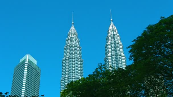 Las icónicas Torres Gemelas Petronas de Kuala Lumpur — Vídeo de stock