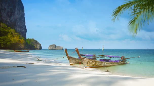 Barche turistiche in legno fatte a mano ormeggiate lungo una sabbia. Spiaggia tropicale — Video Stock