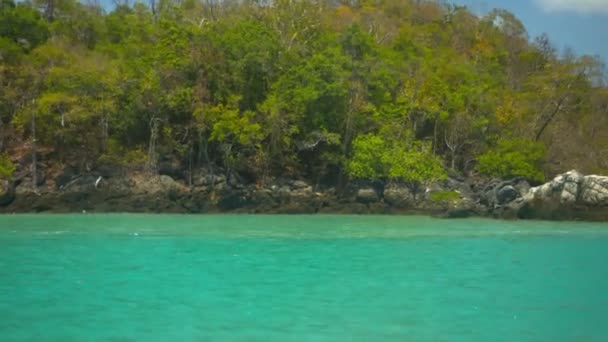 Πλεύσης από μια βραχώδη. Τροπικό νησί παραλία σε Timelapse — Αρχείο Βίντεο