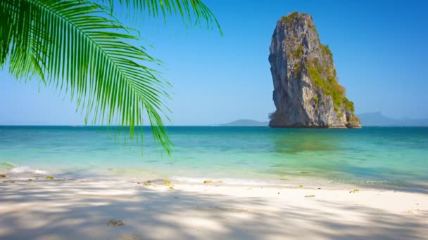 Obrovské skály vyčnívající z tropické moře poblíž Sandy Beach — Stock video