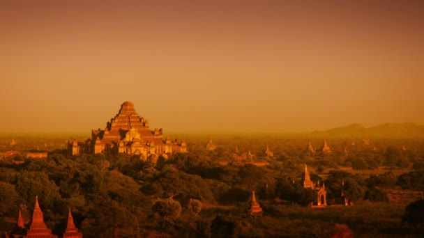 Bagan manzarada. Myanmar. eski kuleler ile. Budist tapınağı yapıları gün batımında — Stok video